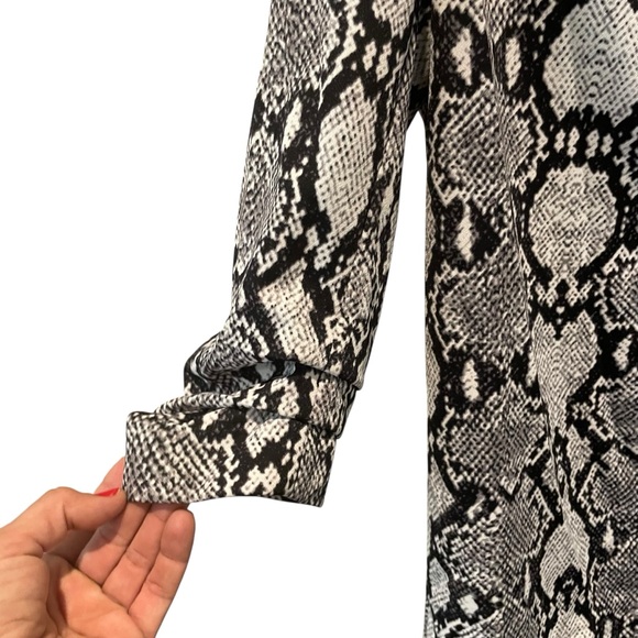 NYC Black Womens Snakeskin Print 3/4 sleeves Blazer Jacket with clasp - Picture 3 of 6